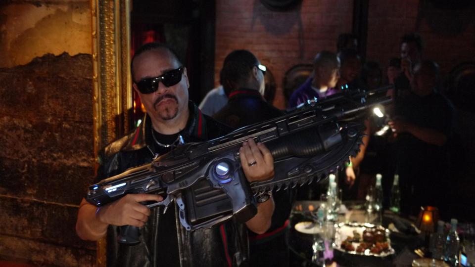 FIKK LANCER: I anledning av at Ice-T offentliggjorde sin rolle i �Gears of War 3�, stilte han opp med dette splitter nye Lancer-g�veret han fikk i gave - den f�rste ut fra samleb�ndet av en ny kolleksjon med �Gears of War 3�-effekter. Foto: SNORRE BRYNE