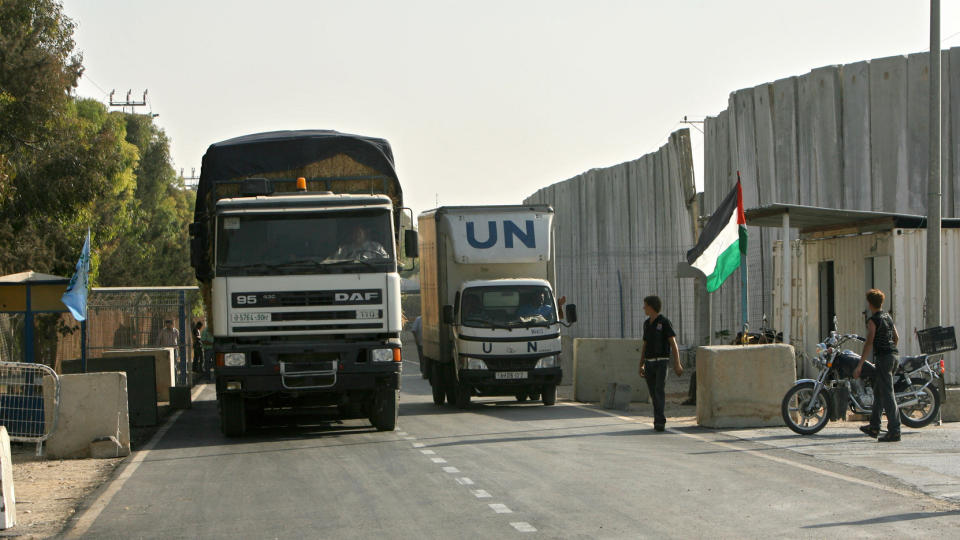 FLERE VARER:  En FN-lastebil med forsyninger kj�rer her gjennom grenseposten Kerem Shalom s�r p� Gazastripen. Israel sier n� at de vil tillate flere varer inn til Gaza. Foto: AFP PHOTO/SAID KHATIB