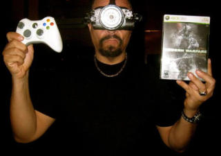 GLAD I SPILL: Ice-T sendte ut dette bildet p� Twitter etter at han fikk spesialutgaven av �Modern Warfare 2�. Foto: PRIVAT