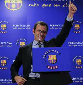 NY PRESIDENT: Sandro Rosell er overbevist om at Cesc Fabregas er i Barcelona neste �r. Foto: AFP PHOTO / JOSEP LAGO