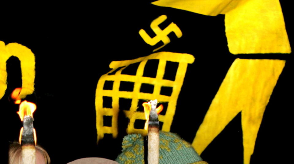- TJEN FOLKETS FRONT: I et foredrag som skal v�re holdt p� Tjen Fokets hemmelige sommerleir i fjor innr�mmes det at den antirasistiske organisasjonen  SOS Rasisme med 40 000 medlemmer i �revis har v�rt en front for kommunistene i Tjen Folket (TF). TF bruker organisasjonens lokallag landet rundt som base. Bildet er av et banner fra SOS Rasisme. Foto: Jeanette Landfald/Dagbladet.