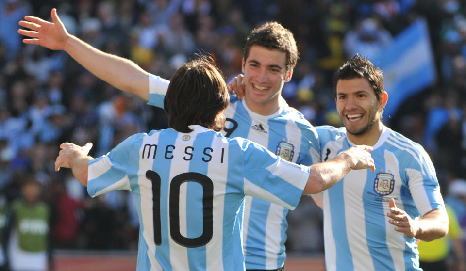 HATTRICKHELT: Gonzalo Higua�n ble trem�lsscorer for Argentina, godt hjulpet av medspillere som Lionel Messi og Sergio Ag�ero.Foto: SCANPIX / AFP PHOTO / ROBERTO SCHMIDT