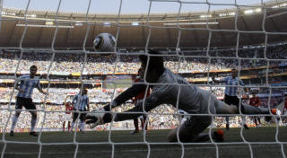 1: Gonzalo Higua�n fikk en enkel oppgave med � styre en forlenget d�dball videre i m�l da han fikk st� helt umarkert p� bakre stolpe og avslutte.Foto: SCANPIX/AP Photo/Lee Jin-man
