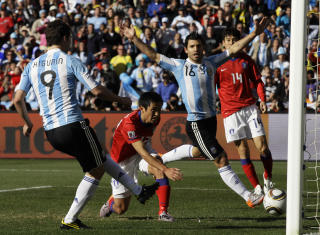 2: Enda enklere fikk han det da Lionel Messi skj�t i innsiden av stolpen og han kunne styre ballen i tomt bur fra et par meter, riktignok i offisde.Foto: SCANPIX/AP Photo/Ivan Sekretarev