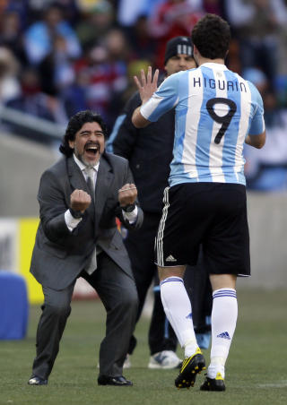 BRUKBART FORN�YD: Diego Maradona tok trem�lsscorer Gonzalo Higua�n av banen �tte minutter f�r slutt, og d�mt utifra velkomsten som ventet ham p� benken, tyder mye p� at Maradona var brukbart forn�yd med innsatsen.AP Photo/Ivan Sekretarev
