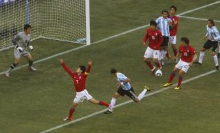 SELVM�L: Park Chu-young (nr. 10) var maksimalt uheldig da ballen traff ham i leggen og overlistet keeper. Det var for�vrig f�rste gang i VM-historien at Argentina har profittert p� et selvm�l.Foto: SCANPIX/REUTERS/David Gray