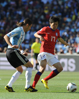 UKONSENTRERT: Martin Demichelis fulgte ikke med i timen da han lot Lee Chung-yong stjele ballen og redusere for S�r-Korea like f�r pause.Foto: SCANPIX / AFP PHOTO / JUNG YEON-JE