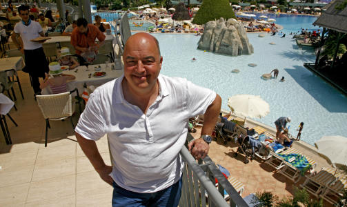 GR�NDEREN Kemal Yamanlar var journalist i Sveriges Radio f�r han gikk inn i reiselivsbransjen. i 2004 begynte han forsiktig med all inclusive p� Pegasos World (bildet).