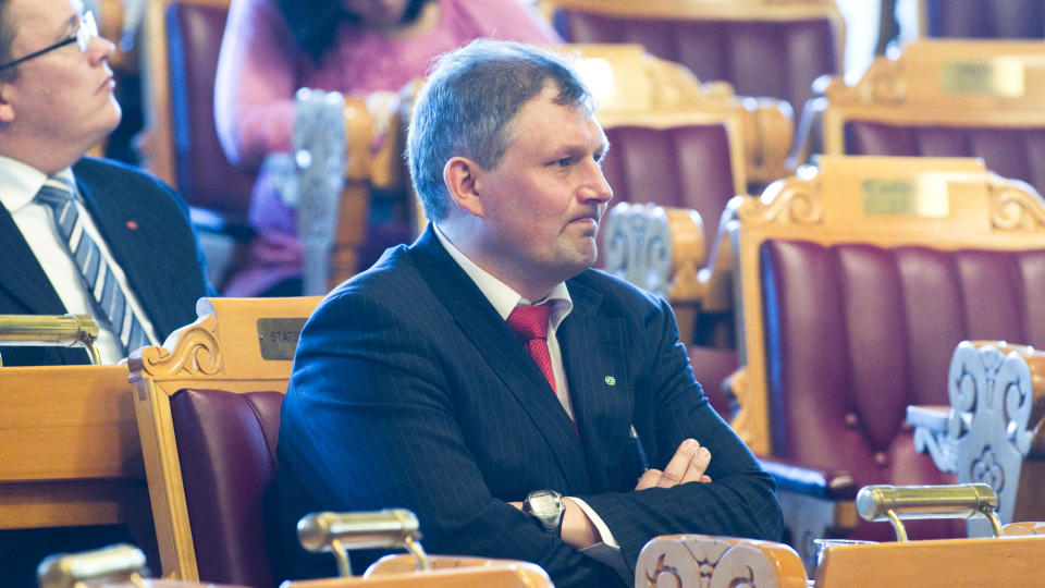  SITTER TRYGT:  Alle regjeringspartiene stiller seg bak olje- og energiminister Terje Riis-Johansen. Dermed er mistillitsforslaget fra opposisjonen kvalt i f�dselen. FOTO: HEIKO JUNGE, SCANPIX.