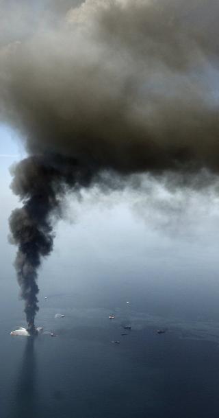 20. APRIL: Riggen Deepwater Horizon eksploderte, brant og sank. N� lekker vraket olje. Foto: AP Photo/Gerald Herbert/SCANPIX