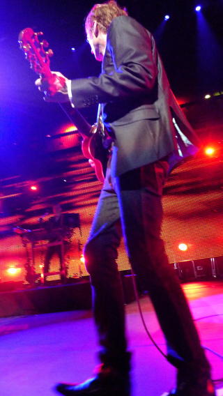 I AKSJON: Her ser vi Paul Waaktaar Savoy p� scenen med g#-gitar. Foto: Privat