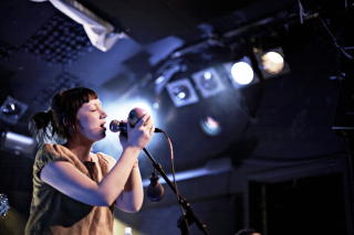 UTFORSKNING: N�r Hanne har konsert bruker hun gjerne instrumenter hun finner backstage. Her fra Knitting Factory i New York tidligere i �r. Foto: Sveinung Uddu Ystad / Dagbladet