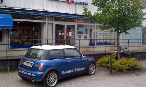 RAN: Like f�r stengetid ble denne Sparebank 1-filialen ranet av en maskert mann. Ingen ble skadd under ranet og raneren skal ha stukket av med et mindre pengebel�p. Foto: Per Fl�the