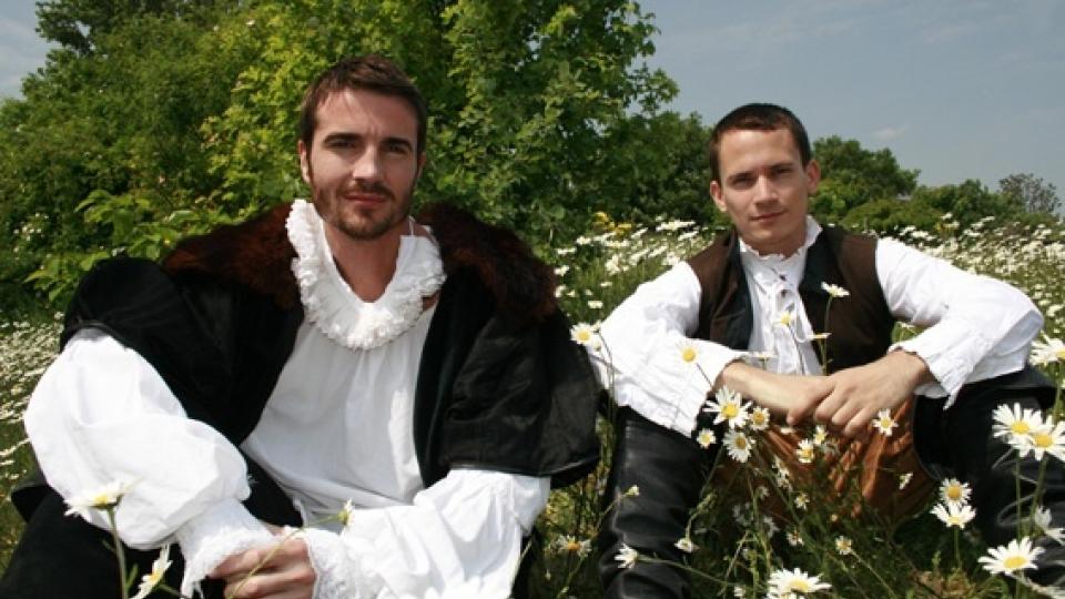 TRADISJONELT: �The Merry Wives of Windsor� er en upretensi�s, munter forestilling i tidsriktige kostymer. Matt Milburn og Gabriel Thomson spiller flere roller hver i Shakespeares komedie.