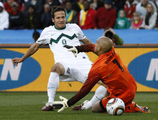 2-0: Ljubiljankic plasserte ballen bak Howard. Da trodde de fleste at Slovenias avansement var sikret. Foto: Luca Bruno / AP.