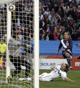 2-1: Landon Donovan knallet til fra skr�tt hold. Slovenia-keeper Samir Handanovic lukket �ynene og var sjansel�s. Foto: Elise Amendola / AP.