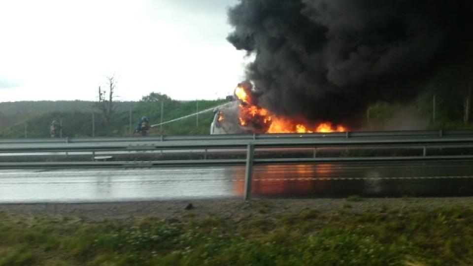 UTBRENT: Lastebilen fylt med frosne br�d ble totalt utbrent etter at den tok fyr p� E6 ved Solbergkrysset i Sarpsborg i ettermiddag. Sj�f�ren skal ha kommet seg ut av den brennende lastebilen. Foto: DB-tipser