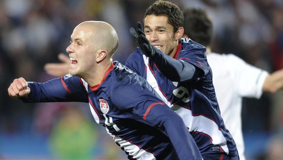 UTLIGNET: Treners�nn Michael Bradley satte inn 2-2 for USA, som l� under 2-0 til pause. Amerikanerne kunne gjort snuoperasjonen komplett med en tredje scoring, men fikk et m�l feilaktig annulert i slutten. Foto: AFP.