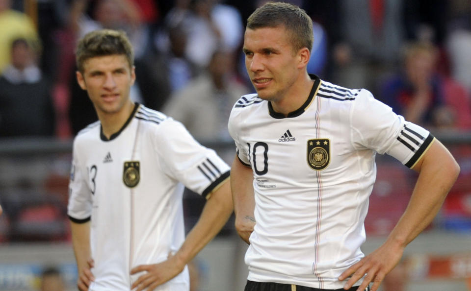 TILFELDIGHETER: Lukas Podolski gjorde noe s� utysk som � bomme p� straffespark. Esten O. S�ther mener imidlertid at tapet mot Serbia ikke kommer til � f� konsekvenser for Podolski, Thomas M�ller (t.v.) og resten av det tyske mannskapet.Foto: SCANPIX/AFP PHOTO / LIU JIN
