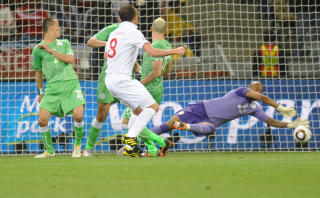 �N SJANSE: Frank Lampards avslutning etter 33 minutter var Englands eneste store m�lsjanse mot Algerie.Foto: SCANPIX / AFP PHOTO / VINCENZO PINTO