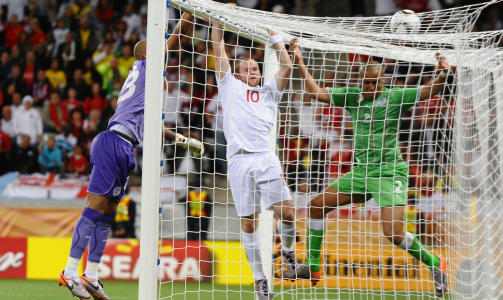 ALT ANNET ENN ENKELT: P� tross av at gruppespillet var forventet � bli en ren formalitet p� veien til �ttedelsfinale, har de to f�rste kampene vist at det blir alt annet enn enkelt for Wayne Rooney og England.Foto: SCANPIX / AFP PHOTO / VINCENZO PINTO