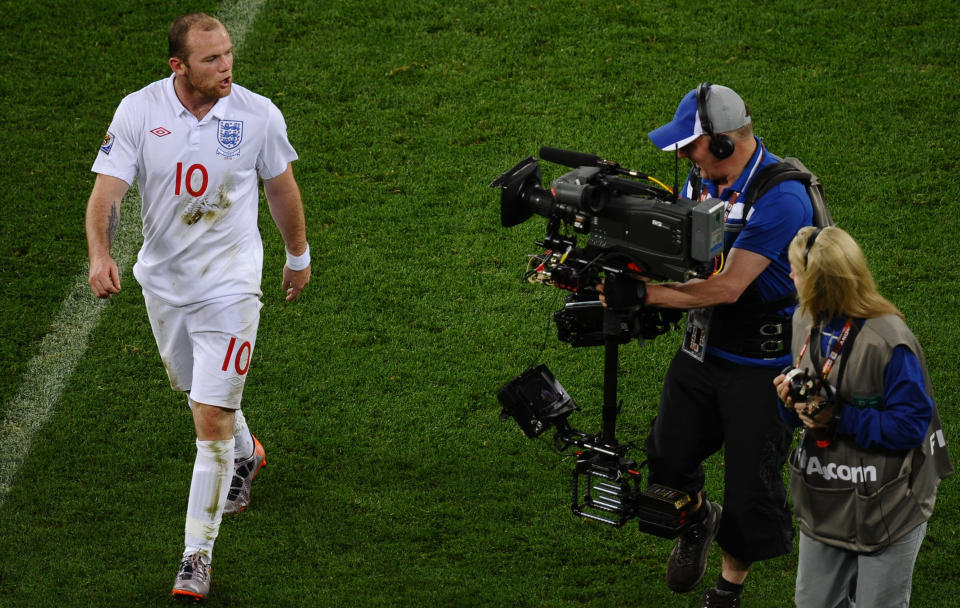 SKJELTE UT SUPPORTERNE: Wayne Rooney tok et ironisk oppgj�r med egne supportere for �pent kamera.Foto: SCANPIX / AFP PHOTO / HOANG DINH NAM