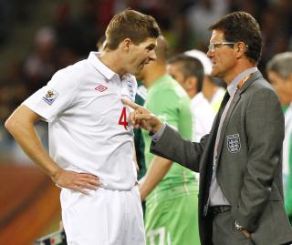 UTEN SVAR: Verken Steven Gerrard eller Fabio Capello klarte � gi noen gode svar p� hvorfor England framsto som hjelpesl�se mot Algerie.Foto: SCANPIX/EPA/NIC BOTHMA