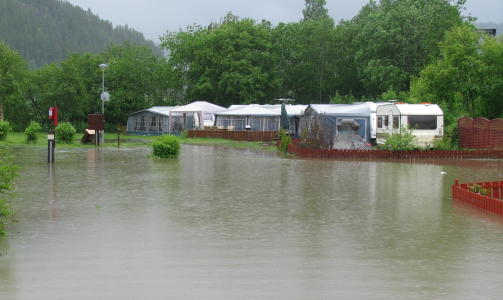 FLOMMER OVER: Den h�ye vannstanden i Gaula har ogs� skapt problemer for V�rvolden campingplass ved St�ren der de rundt 100 gjestene m�tte evakuere ved firetiden natt til l�rdag.
 Foto: OSCAR AASLUND HOVIN