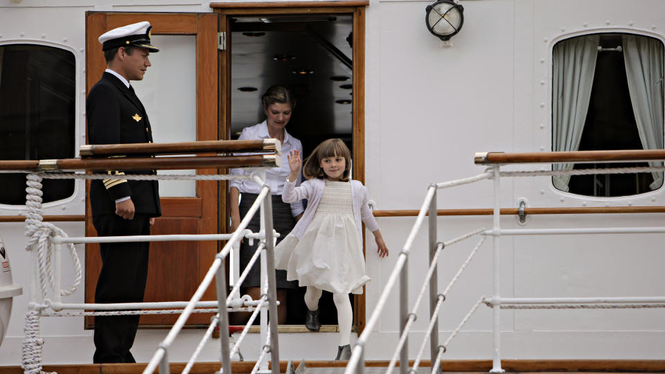 KONGELIG BRUDEPIKE: Prinsesse Ingrid Alexandra g�r ut av kongeskipet Norge for � v�re brudepike i Victorias bryllup.  Foto: Lars Eivind Bones