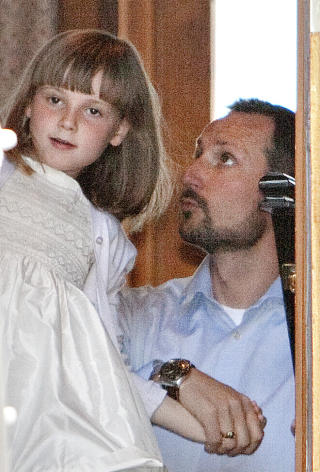GA PAPPA EN KLEM: Prinsesse Ingrid Alexandra  f�r her de siste beskjeder om hva hun skal gj�re f�r hun alene m�ter hundrevis av skuelystne foran kongeskipet. Foto: Lars Eivind ones
