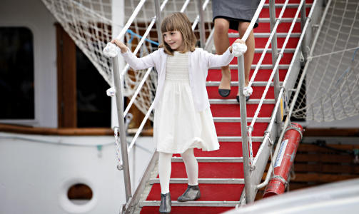 VERDENSVANT PRINSESSE: Prinsesse Ingrid Alexandra sjarmerte de rundt tusen tilskuerne som stod og ventet p� brygga. Foto: Lars Eivind ones