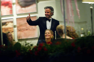 TOMMEL OPP: Ari Behn var tydelig forn�yd med festen i natt. Foto: Christian �rnberg/Expressen