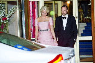 FESTET: Det norske kronprinsparet tok seg noen drinker p� Grand Hotel i Stockholm i natt. Foto: Mikael Sj�berg/Expressen