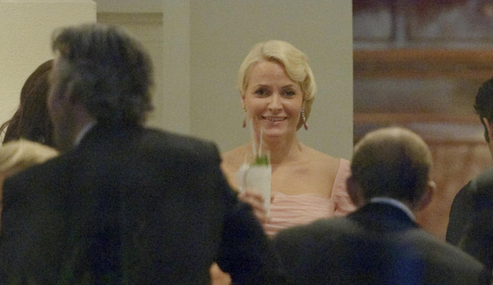 HELT KONGE P� FEST: Kronprinsesse Mette-Marit sk�lte med resten av den kongelige fiffen i natt. Foto: Expressen/Mikael Sj�berg