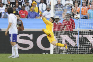 IKKE TEKNISK SUPERT: Eiji Kawashima i aksjon.Foto: SCANPIX/AFP/JAVIER SORIANO