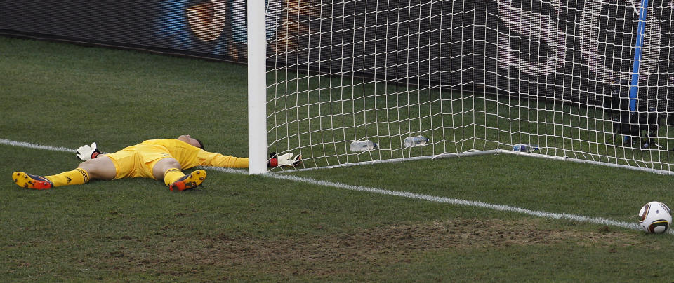 BISARRT: Eiji Kawashima ligger utsl�tt etter � ha dyttet Wesley Sneijders kanonskudd inn i eget m�l. Det burde han ha klart � unng�.Foto: SCANPIX/AP/Roberto Candia