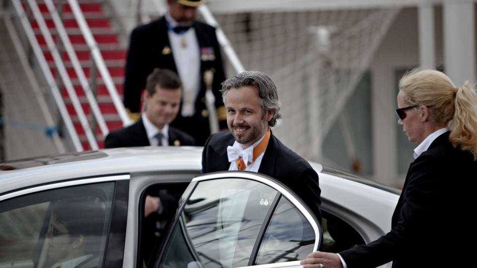P� VEI TIL VIELSEN.  Ari Behn hilser publikum p� vei til kirken hvor kronprinsesse Victoria skal vies. Foto: Lars Eivind Bones