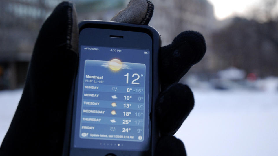 REGISTRERER POSISJONEN: Hver gang en smarttelefon kobler seg til nettet, registrerer mobiloperat�ren hvilken basestasjon den er koblet til. Disse lokasjonsdataene p�legger datalagringsdirektivet operat�rene � langtidslagre. Foto: SCANPIX