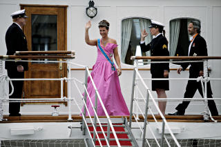 SJOKKROSA: Prinsesse M�rtha Louise med mannen Ari Behn hilser svenskene p� vei til kirken under kronprinsesse Victorias bryllup. Foto: Lars Eivind Bones