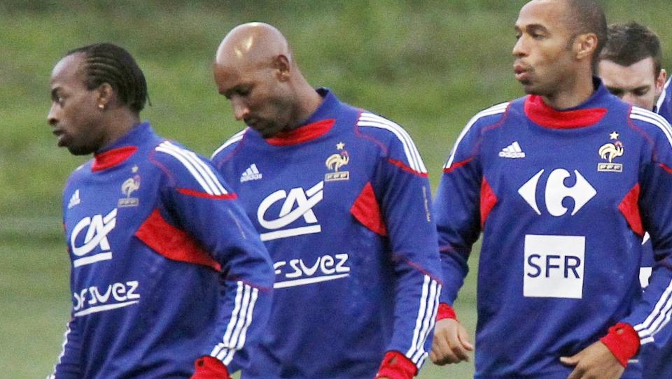 DELTOK P� TRENING I G�R: Men i dag var Anelka if�lge rapportene ikke til stede. If�lge franske medier har han f�tt beskjed om � pakke sammen og reise hjem. Foto: AP Photo/Francois Mori