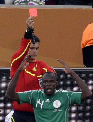 DRAPSTRUET: Nigeria ledet 1-0 da Kaita ble utvist, og Hellas snudde til 2-1-seier. Foto: AP Photo/Michael Sohn
