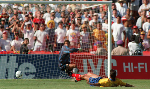 SCORET SELVM�L: Andres Escobar scoret selvm�l da Colombia tapte i VM i 1994. Da han kom hjem ble han skutt og drept. Foto: AFP PHOTO/ROMEO GACAD
