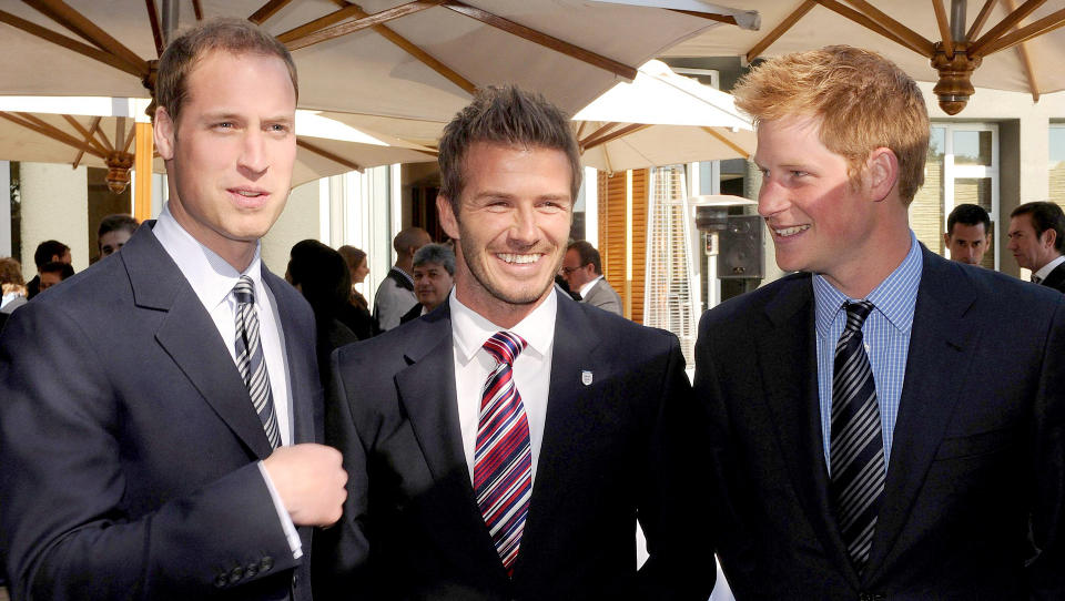 TOK SKYLDA: De ekte prinsene, Harry og William, m�tte le da de sammen med David Beckham m�tte pressen l�rdag. Foto: Scanpix/AP/Luca Ghidoni