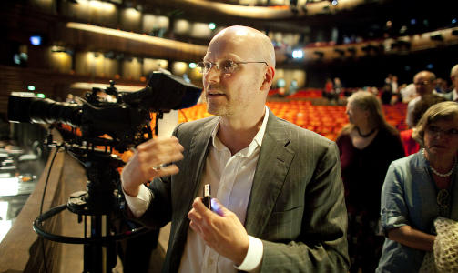 GLAD KOMPONIST: Komponist Gisle Kverndokk har f�lt seg forfulgt av uflaks med operaen, men idag var han glad for at alt gikk knirkefritt. Foto:Bj�rn Langsem/DAGBLADET.