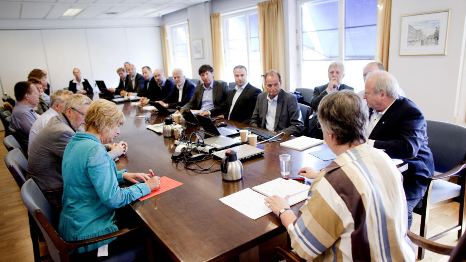 ENDELIG ENIGE:
Riksmeklingsmann Kari Gjesteby (i midten) sammen med administrerende direkt�r Petter Furulund i NHO Service (t.h.) og forbundsleder Erna Hagensen i Arbeidsmandsforbundet (t.v.) f�r m�tet om vekterkonflikten p� riksmeklingsmannens kontor i Oslo l�rdag.
Foto: Kyrre Lien / Scanpix
