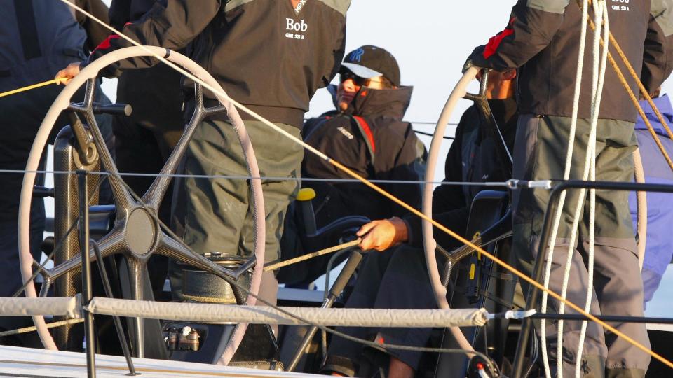 DRO P� YACHT-REGATTA: BP-sjef Tony Hayward sitter her om bord p� yachten sin Bob. Foto: AP Photo / Chris Ison/Scanpix