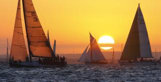 IDYLL: Yacht-regatta er nok mye mer hyggelig enn oljes�l i Mexicogulfen. Til venstre er BP-sjefens 52 fots yacht, kalt Bob. Foto: AP Photo/Chris Ison/Scanpix
