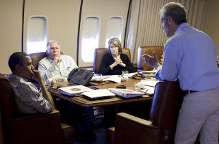 REFSER BP-SJEFEN: Barack Obamas stabsjef (st�ende til h�yre) Rahm Emanuel refser BP-sjef Haywards yacht-ferie. Her briefer han president Obama om bord p� presidentflyet Air Force One. Foto: REUTERS/Pete Souza/The White House/Scanpix