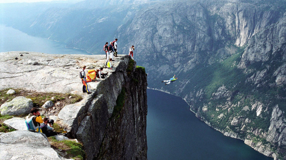 LYSEBOTN: Bildet er fra Kjerag i Lysebotn der fallet ned til lysefjorden er p� 1000 meter. Omr�det er sv�rt popul�rt for basehopping, paragliding og s�kalt speedflying. Arkivfoto: Thomas Bj�rnflaten / SCANPIX