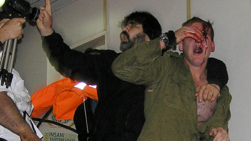 KATASTROFE: Bordingen av aktivistskipet Mavi Marmara ble en katastrofe for de israelske kommandosoldatene. Marinens granskning viser at de var helt uforberedt p� motstanden, og egentlig ville ha p� seg paradeuniformer for � ta seg bedre ut i samtaler med aktivistene. Foto: AFP/HURRIYET/SCANPIX
